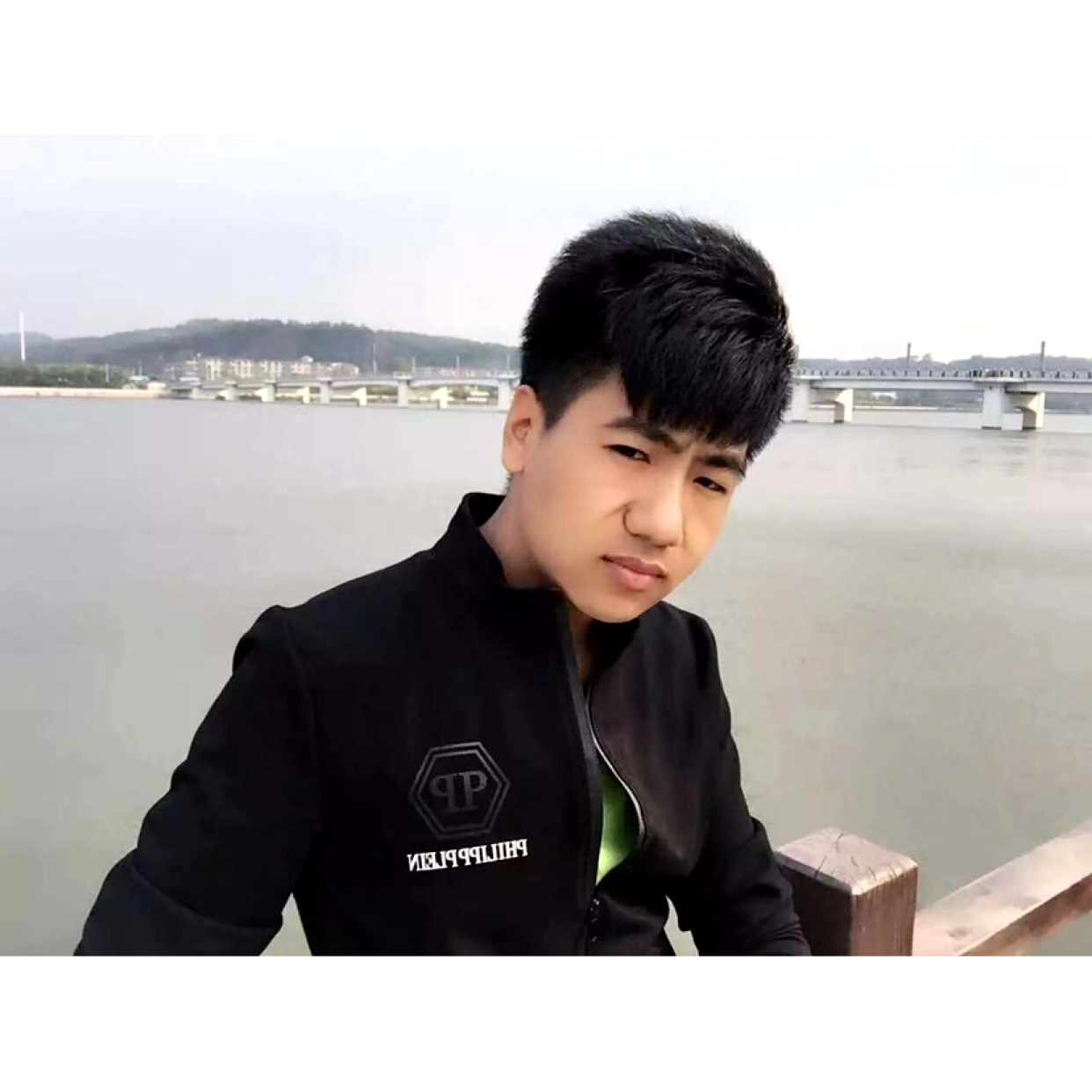 黑猫蹁跹犹豫的照片