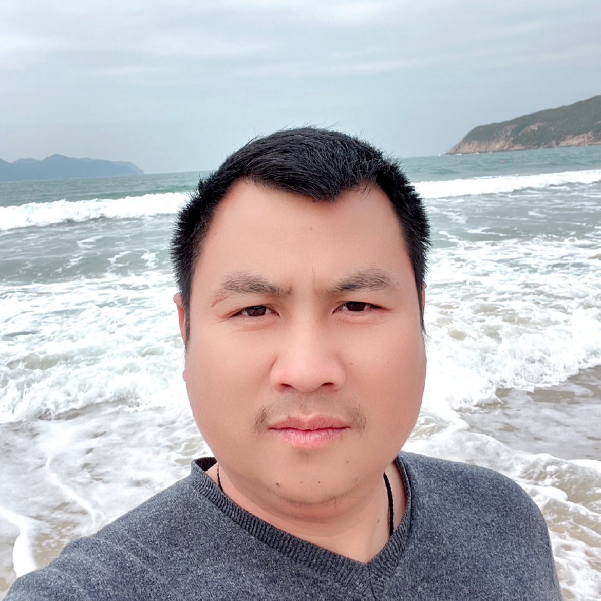 自信回眸碧影的照片