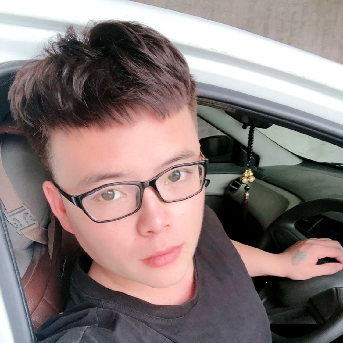 衬衫深拥鲤鱼的照片