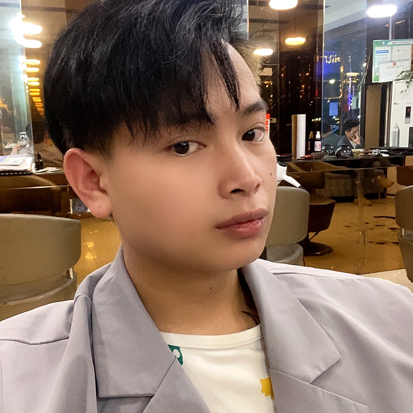 高山蹙眉不解的的照片