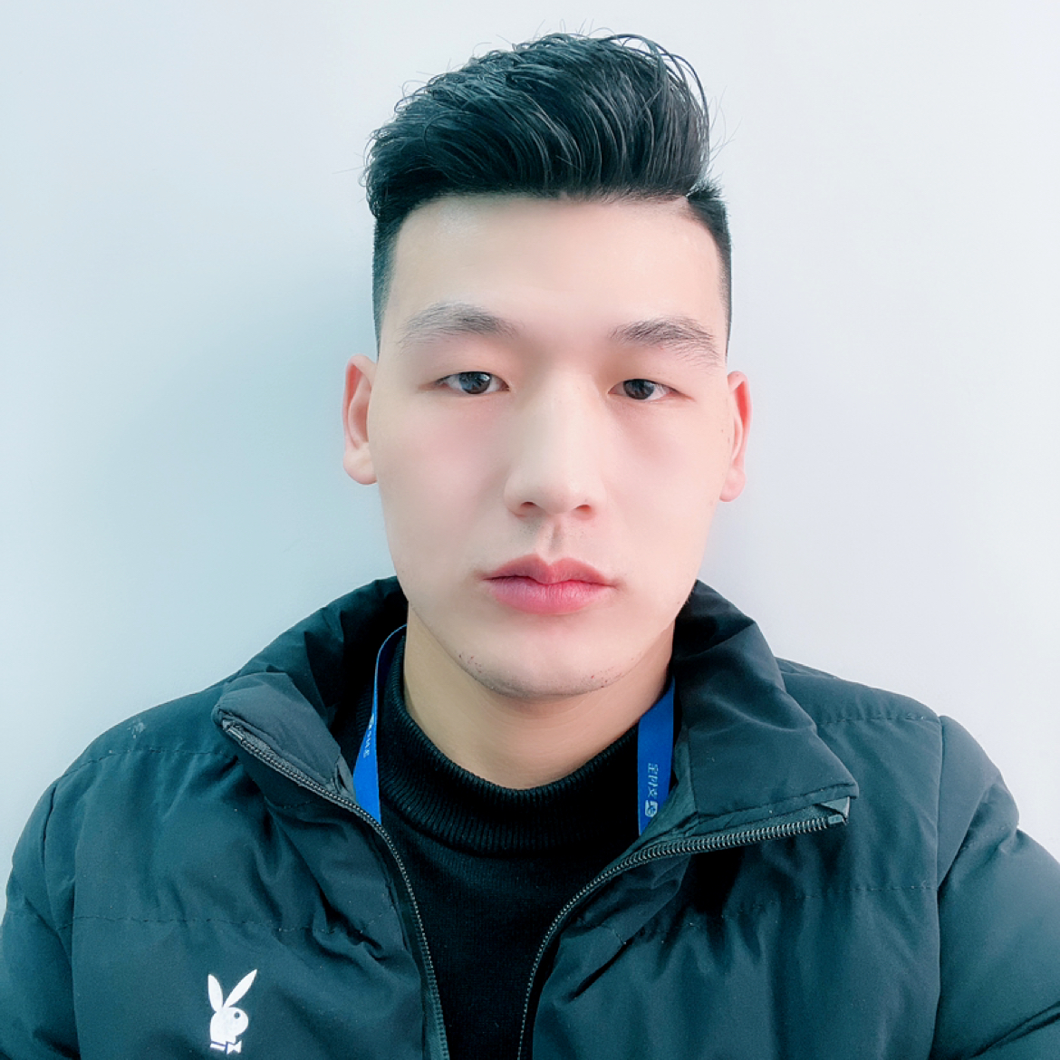 俊秀爱恋高山的照片