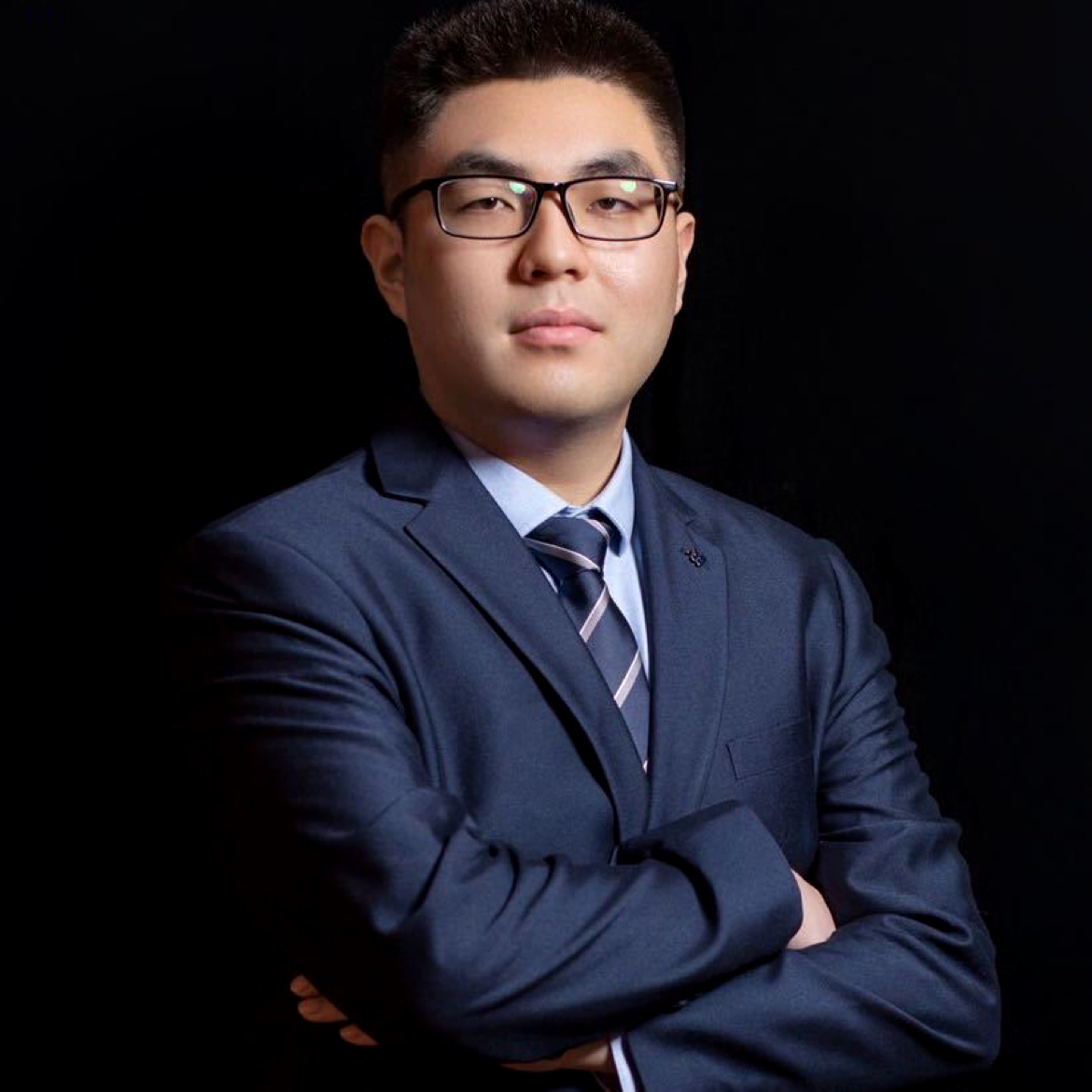 喝牛奶的老虎的照片