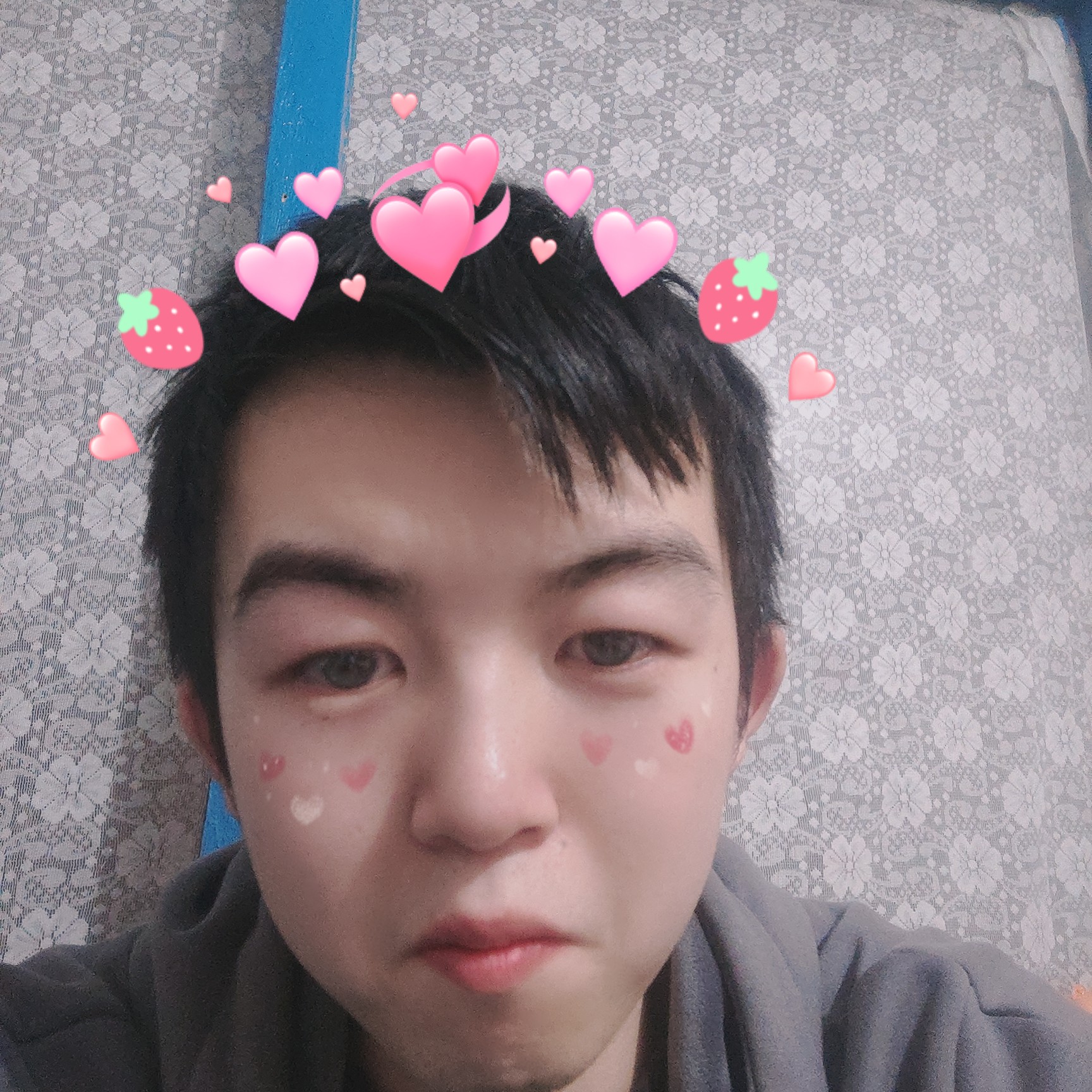 一个人有黑猫的照片