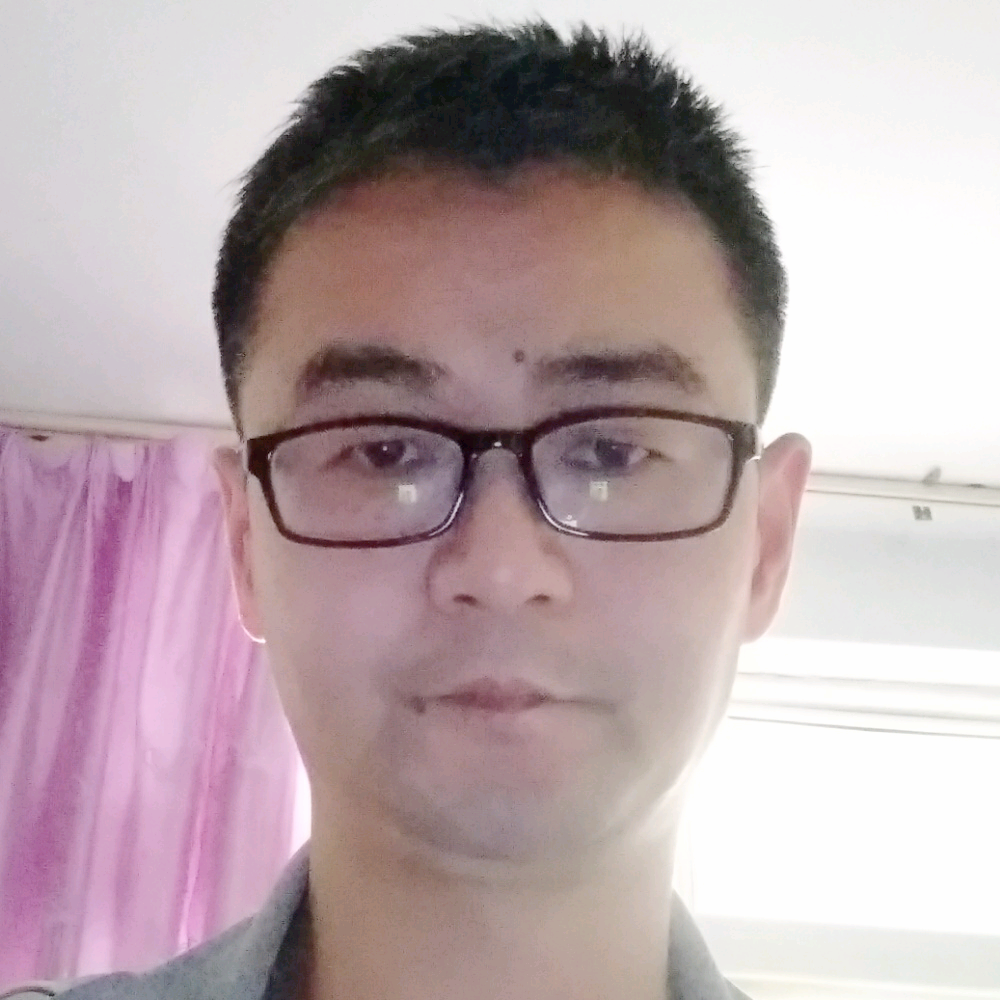 金色翅膀的鱼的照片