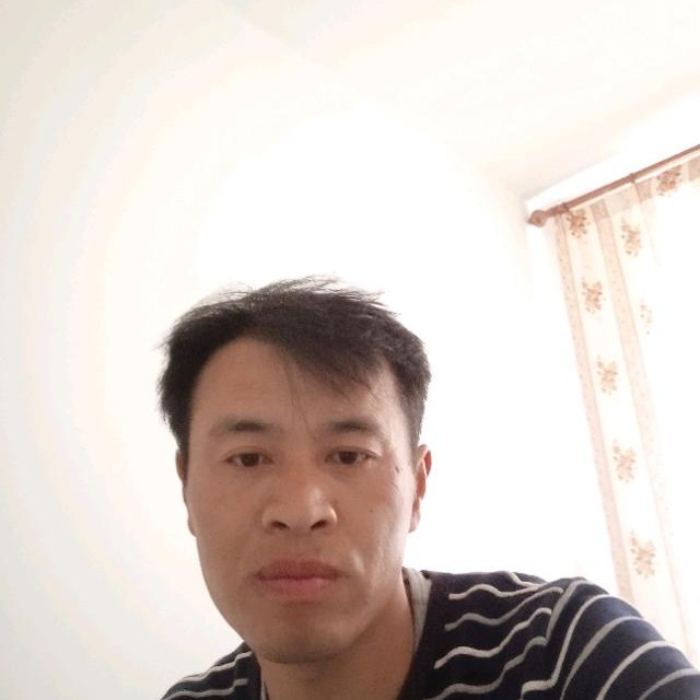 俊逸苦恋月亮的照片