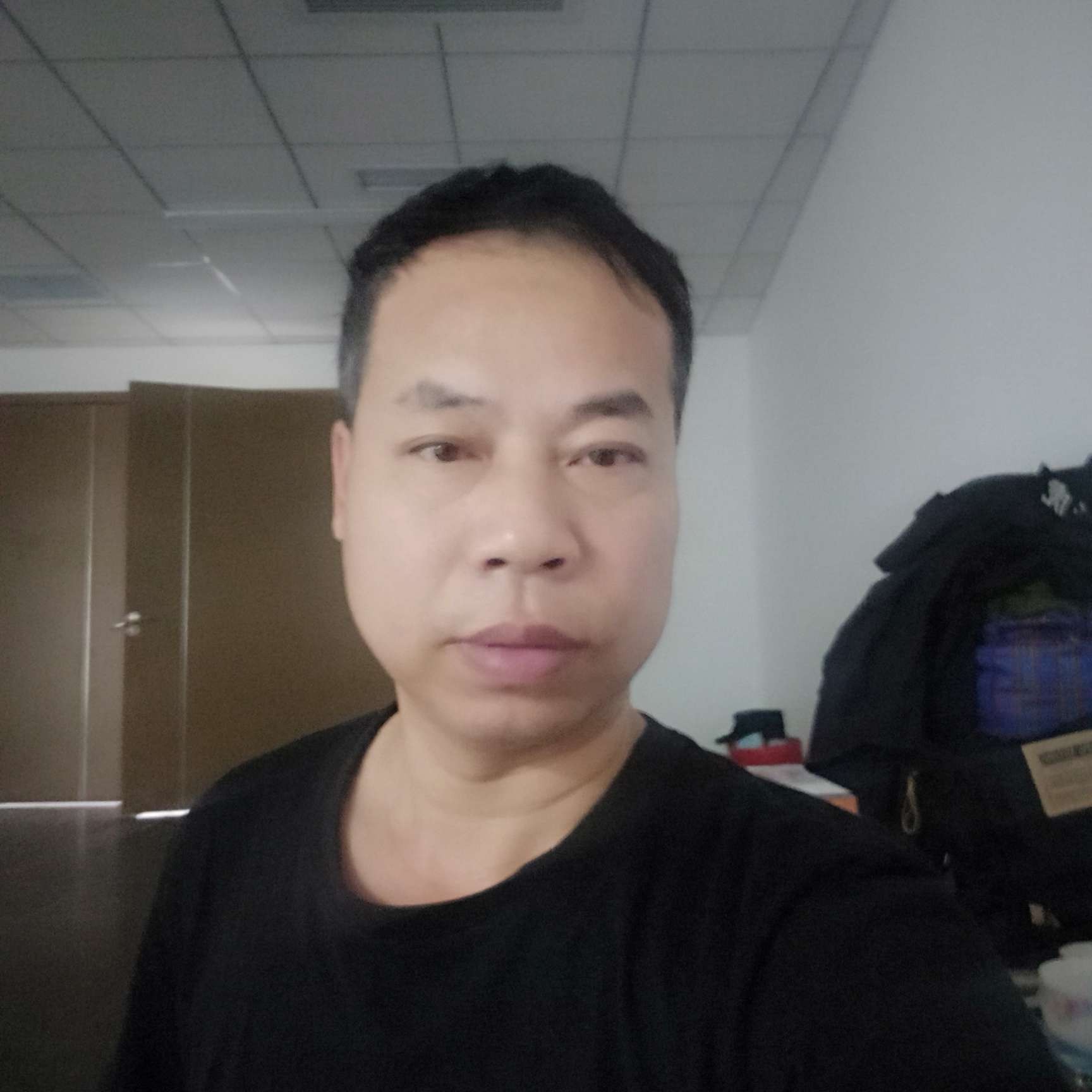 大米迎认真的照片